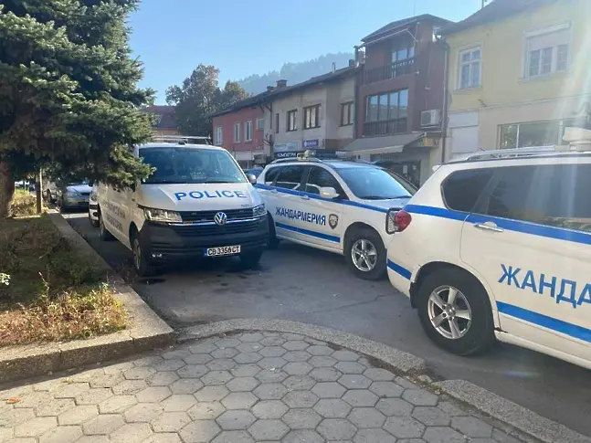 45-годишна счупи прозореца на жена, заляла с вода играещите пред блока деца