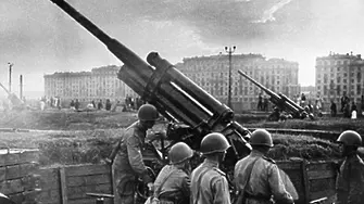 На 22 юни Нацистка Германия напада СССР