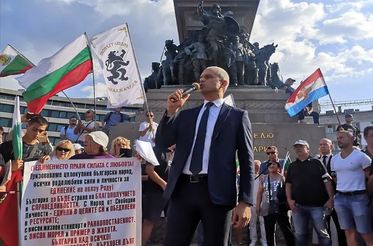 Костадинов държи реч пред привърженици на „Възраждане“ пред НС (видео)