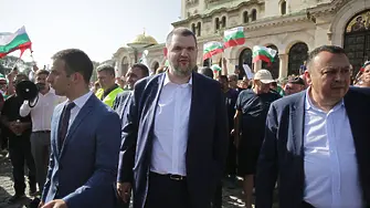 Пеевски се появи на протеста против правителството (снимки)
