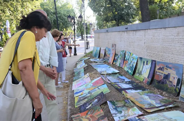 Студенти от НХА подредиха в изложба рисунките си от пленера във Видин
