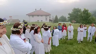 Над 50 жени взеха участие в Еньовденския обичай над Горна Арда 