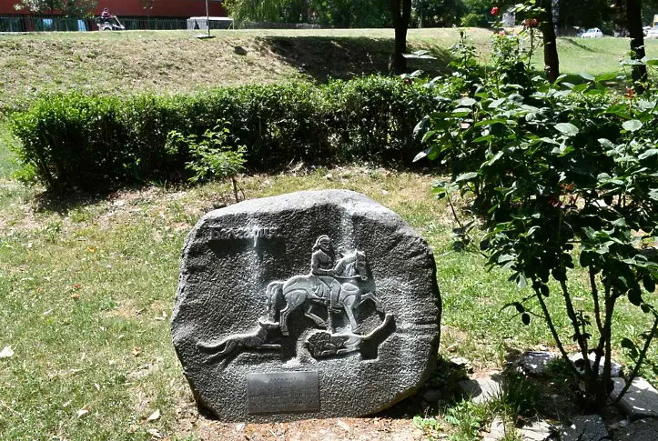 Поругаха българския паметник на Мадарския конник в Скопие