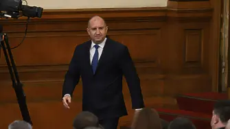 Радев ще започне консултации, след като Петков подаде оставка в парламента