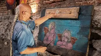 Дари, който рисува върху маси и врати, открива изложба в Бургас