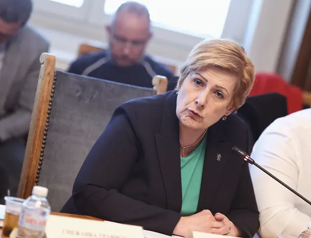 Гунчева няма да напуска НС, става независим депутат