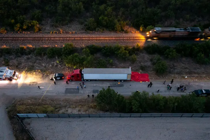 46 мигранти открити мъртви в ремарке на камион в Тексас