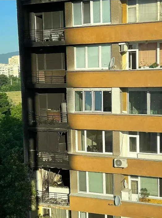 Пожар в столичния квартал „Иван Вазов“ (снимки)