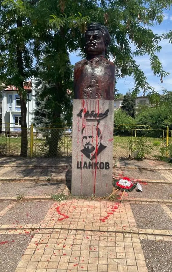 Вандали отново “окървавиха“ паметника на Стамболийски в Пазарджик