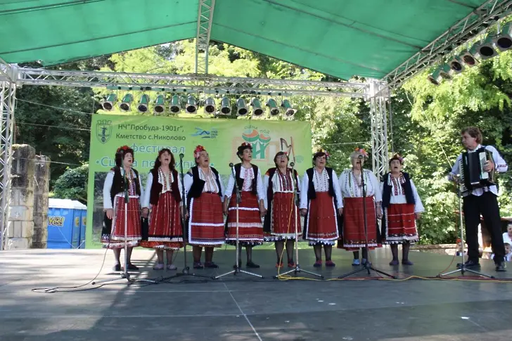  Започна осмият Национален фолклорен фестивал „Сцена под липите“