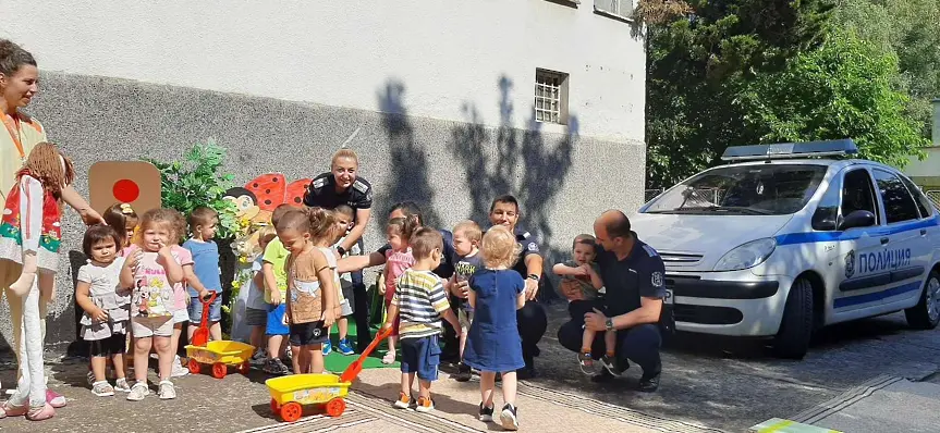 Полицаи от Второ РУ – Плевен гостуваха в детска ясла "Мир"