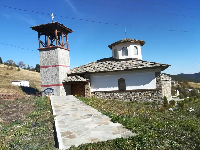 Освещават възстановената църква в родопското село Чурен