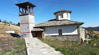 Освещават възстановената църква в родопското село Чурен