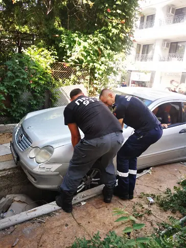 Пловдивски пожарникари помогнаха на възрастен мъж да извади колата си от канал