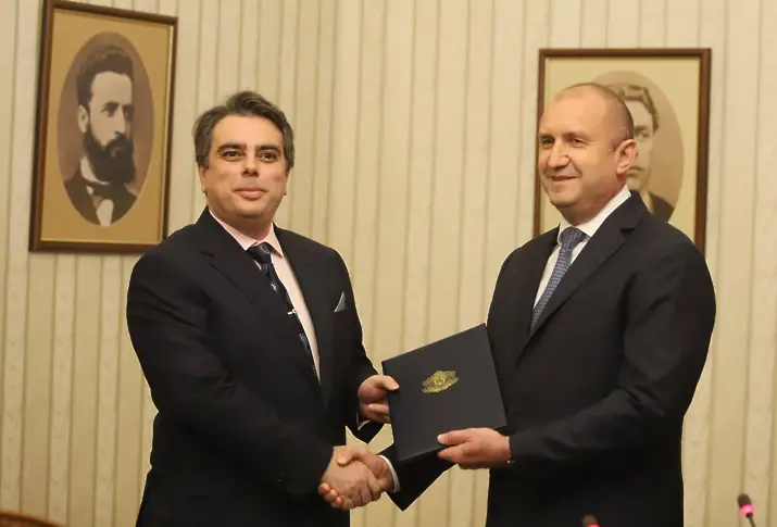 Президентът връчи мандат за съставяне на правителство на Асен Василев