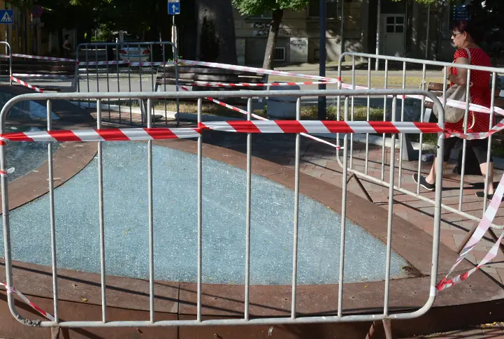 Вандали потрошиха бронираното стъкло над разкопките в Шишковата градинка
