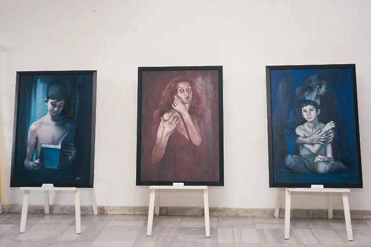 Художничката Гергана Паликарска подреди своята дебютна изложба живопис в родния си град Мездра