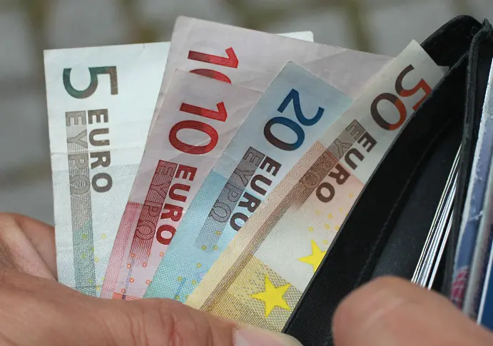 Какво ще се случи с цените и заплатите след въвеждане на еврото