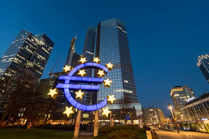 Скулптурата на еврото пред ЕЦБ е обявена за продажба