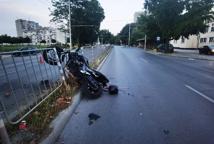 25-годишен мотоциклетист пострада тежко при катастрофа на бул. „Липник” 