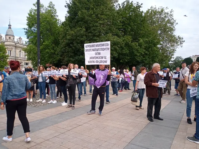 Служители на „Напоителни системи“ клон Долен Дунав излязоха на протест в защита на досегашния си управител Миглена Трифонова