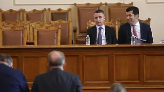 Изслушват на закрито заседание Кирил Петков и Александър Николов