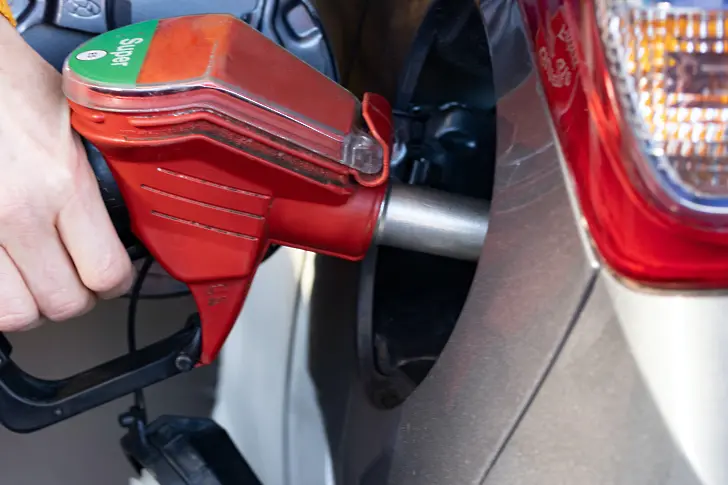 Анкета на Дарик: Недостатъчна е отстъпката от 25 стотинки за горивата