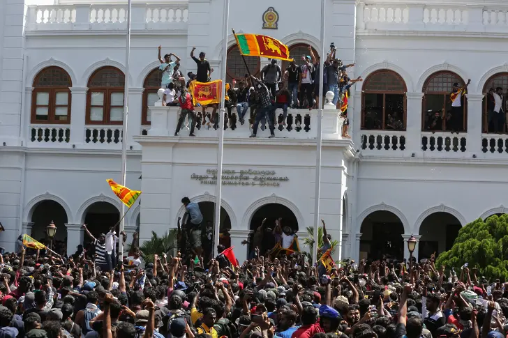Шри Ланка обяви извънредно положение, след като президентът избяга на Малдивите
