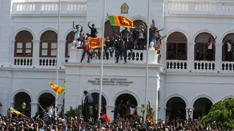 Шри Ланка обяви извънредно положение, след като президентът избяга на Малдивите