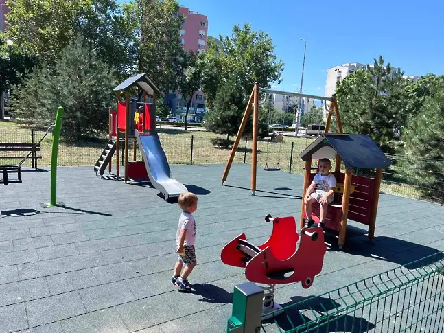 Нова площадка за игра радва децата на „Тракия”