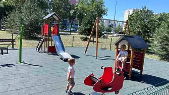Нова площадка за игра радва децата на „Тракия”