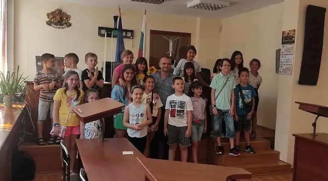 Лятна визита в Апелативен съд – Бургас направиха членовете на  клуб „Заплетени чудеса“