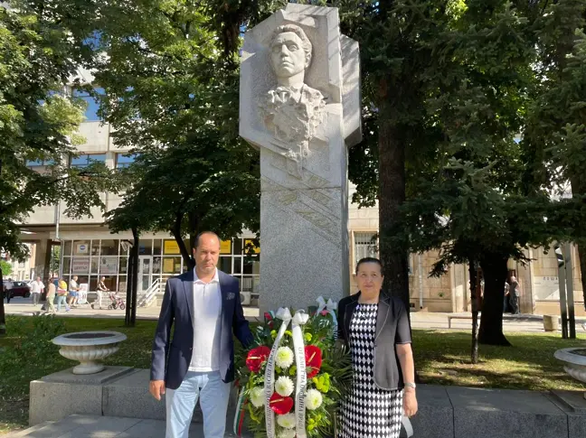 Поднесоха венци и цветя пред паметника на Апостола във Враца