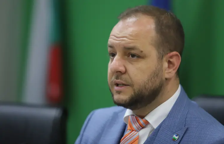 Не пуснаха министър Сандов да влезе в ТЕЦ „Брикел“ (видео)