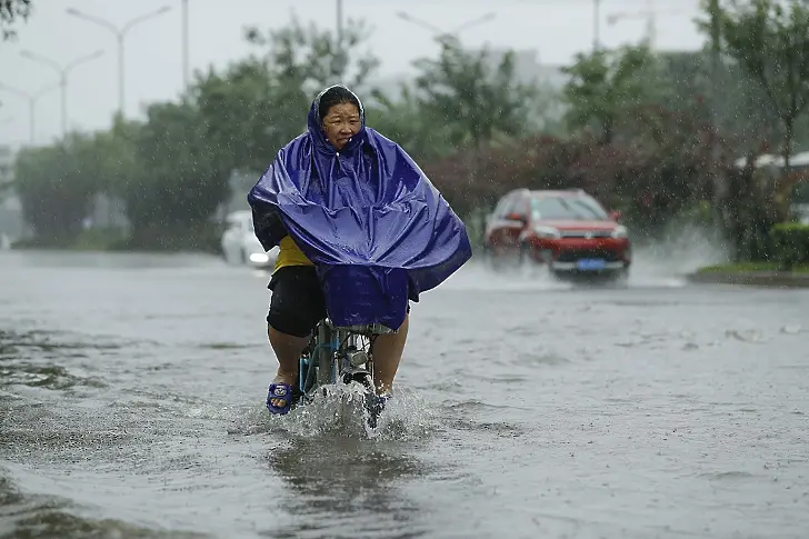 Хиляди китайци бяха евакуирани заради наводненията, а 12 изгубиха живота си