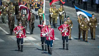Български гвардейци поведоха парада във Франция 