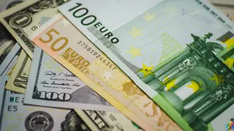 Еврото се движи малко над паритета с долара