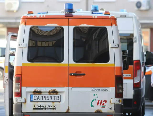 Кола блъсна пешеходец в София, мъжът е с опасност за живота в болница