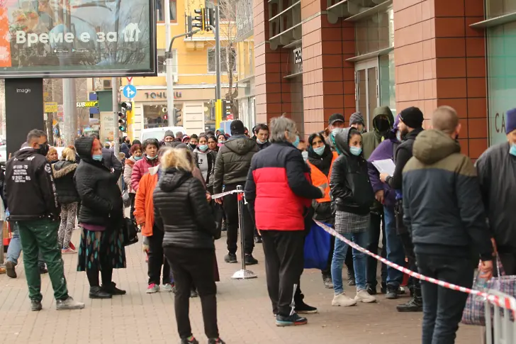 Сигнал за бомба и евакуация в мол в София