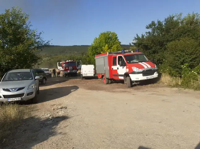 Доброволци помагат в гасенето на големия горски пожар в Пазарджишко
