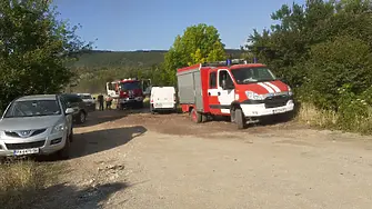Доброволци помагат в гасенето на големия горски пожар в Пазарджишко