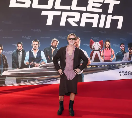 Брад Пит се появи с пола на червения килим в Берлин (видео и снимки)