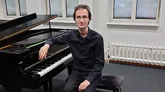Пианист от Русе влезе в създадения от Бърнстейн младежки оркестър 