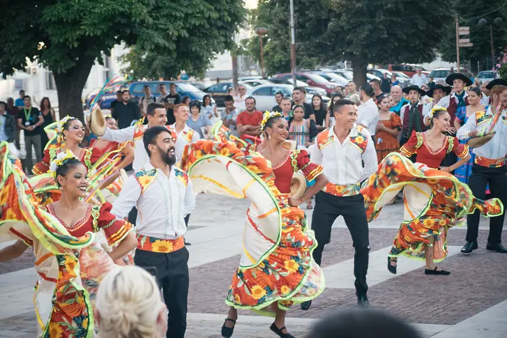 Галаконцерт с над 200 танцьори  сложи финал на Втория международен фолклорен фестивал „Фолклорната магия на Мездра“