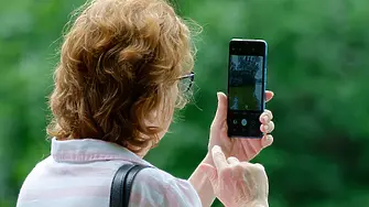 КЗП: Мобилните оператори продължават да заблуждават възрастни хора