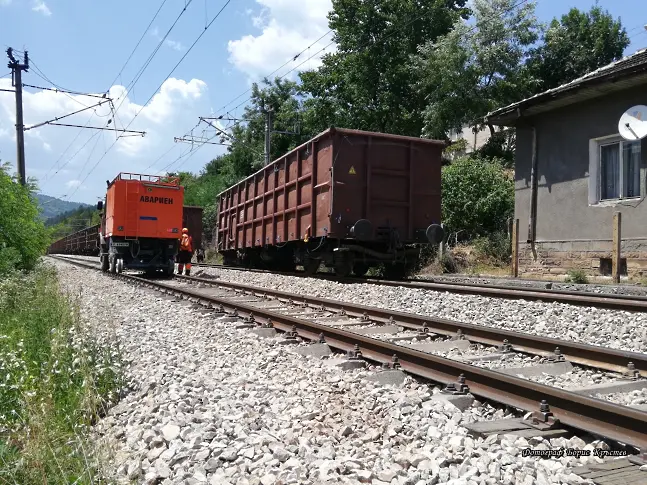 Товарен влак дерайлира в района на село Зверино