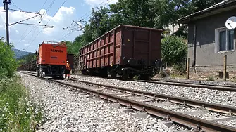 Товарен влак дерайлира в района на село Зверино