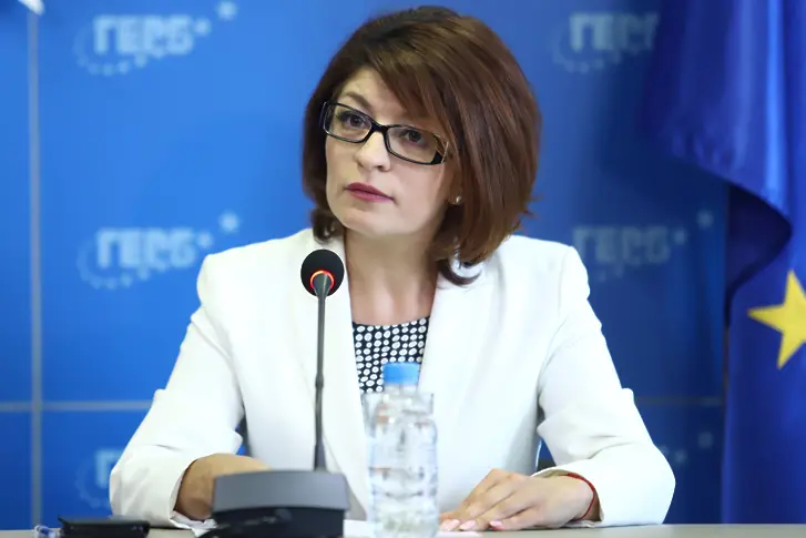 Атанасова: Радев да насрочи предсрочни избори още в понеделник