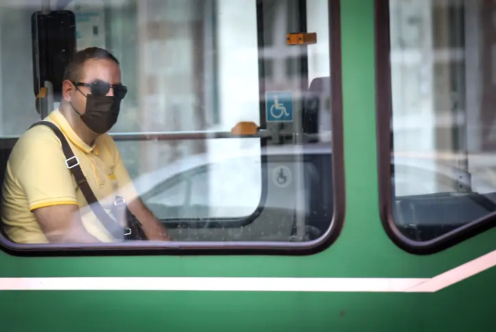 Маските стават задължителни за градския транспорт в София от днес