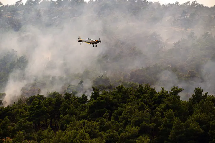 Критична e ситуацията с пожарите в Гърция (видео)